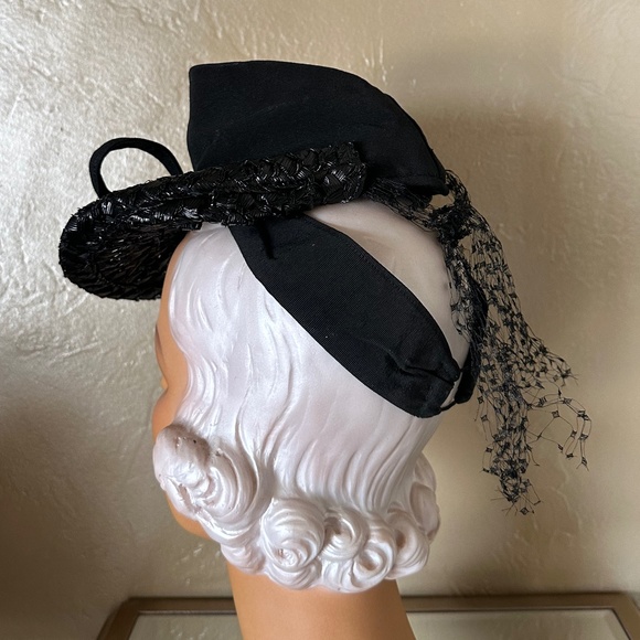 ASTOUNDING 1930s\' BLACK TILT FEDORA WITH GROSGRAIN CROWN + STRAW BRIM + STRAP
